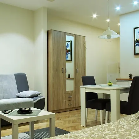 Square Apartment *